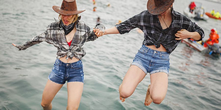 Diese Cowgirls, die am Weihnachtscup in Genf teilnehmen, haben es faustdick hinter den Ohren: Das Wasser hat eine Temperatur von 8,8 Grad.