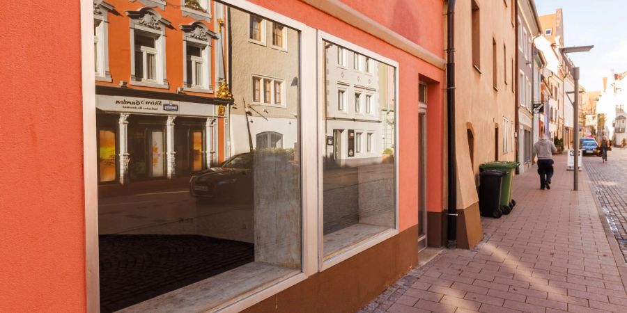 Ein leerstehendes Ladengeschäft ist in der Innenstadt von Villingen-Schwenningen zu sehen.