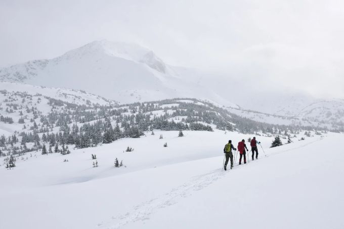 Gut ausgerüstet ist die halbe Skitour: Im Rucksack ist neben Verpflegung am besten auch Kleidung untergebracht. Ski Tour Wintersportler Landschaft Schnee