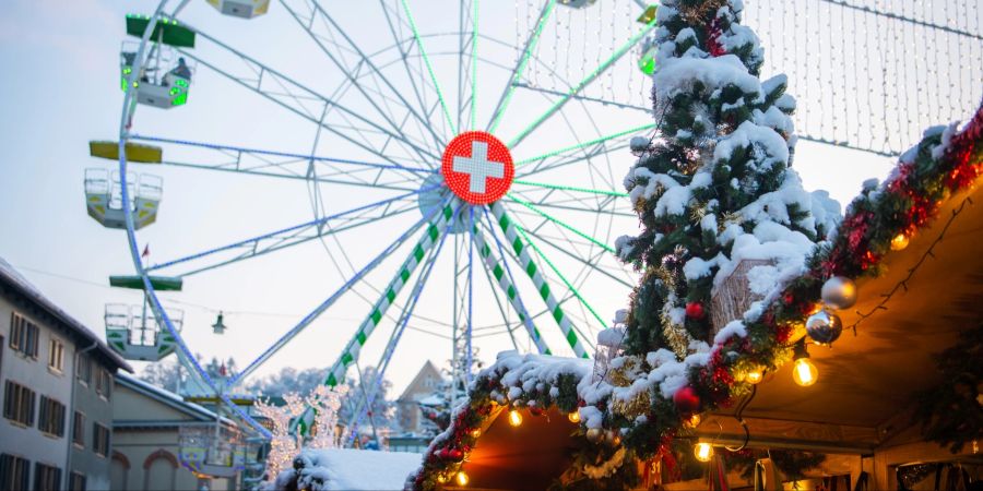 Das Riesenrad und schneebedeckte Adventshäuser am Winterthurer Weihnachtsmarkt 2022. - Stadt Winterthur