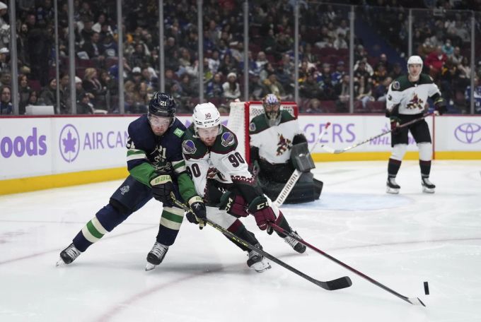 Janis Moser (vorne) gelingen zwei Assists beim Sieg der Coyotes (Archivbild). NHL