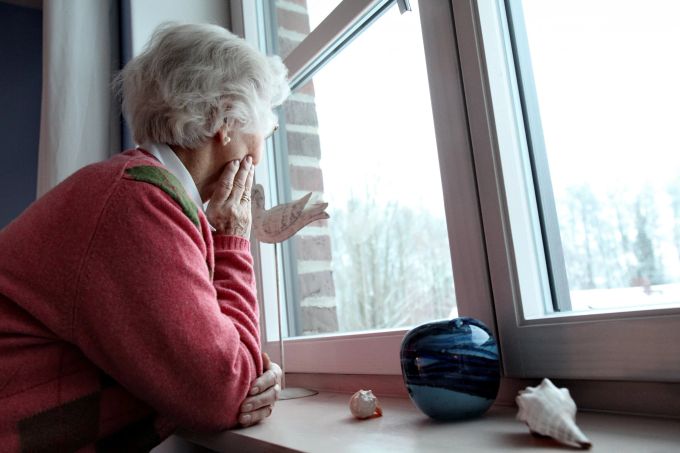 Wenn im Alter die Gedächtnisleistung nachlässt, steckt manchmal eine Depression dahinter. Frau Fenster Winter Seniorin
