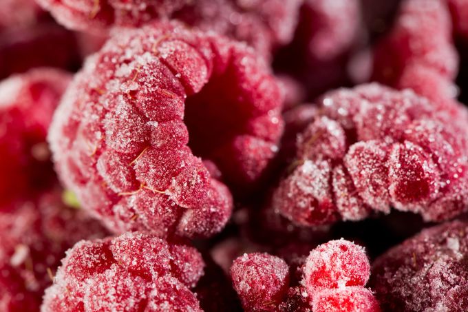 Tiefgefrorene Beeren sollte man zunächst bei 90 Grad erhitzen, bevor man sie ins Müsli gibt. So werden Keime abgetötet. Beeren Tiefkühl Eis rot