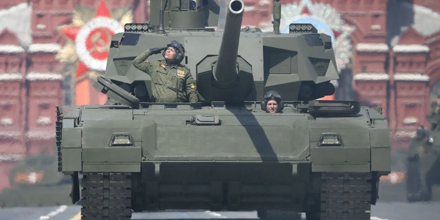 Der neue russische Panzer Armata T-14 während der Militärparade zum Tag des Sieges auf dem Roten Platz in Moskau (Archivbild).