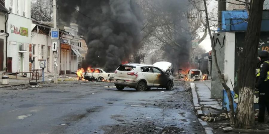 Autos brennen nach einem russischen Raketenangriff auf das Stadtzentrum von Cherson. Foto: Uncredited/Kherson Region Administration/AP/dpa - ACHTUNG: Nur zur redaktionellen Verwendung und nur mit vollständiger Nennung des vorstehenden Credits