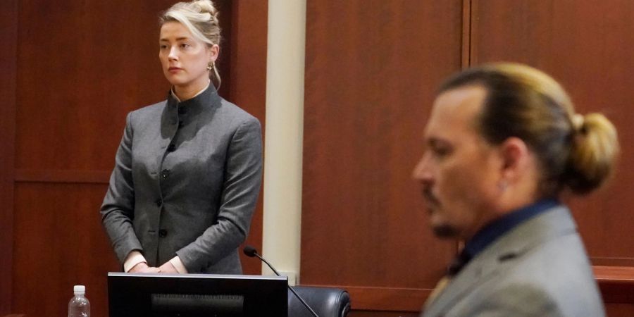 Amber Heard und Johnny Depp im Gerichtssaal in Fairfax.