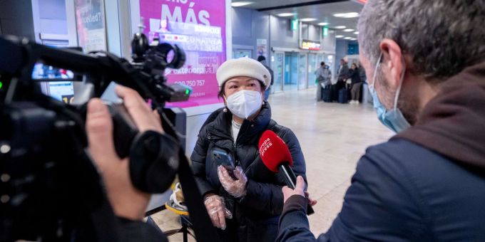 Eine Passagierin, die von Chongqing nach Madrid geflogen ist. china reise coronavirus