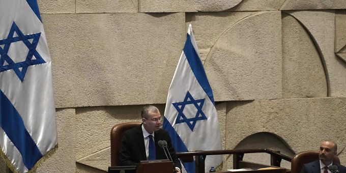Israels Knesset-Sprecher Yariv Levin (M) spricht zu Abgeordneten im israelischen Parlament in Jerusalem. (Archivbild) Foto: Maya Alleruzzo/AP/dpa israel