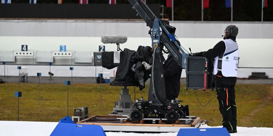 Ein Kameramann in Ruhpolding. Ein Stromausfall sorgte beim Einzel der Männer für Unterbrechungen bei der TV-Übertragung.