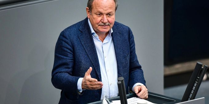 Kritik am geplanten Kapitalstock für die Rente kommt auch von dem Grünen-Politiker Frank Bsirske. Kritik am geplanten Kapitalstock für die Rente kommt auch von dem Grünen-Politiker Frank Bsirske.