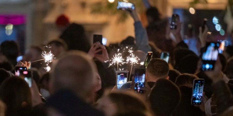 Handynutzer in Deutschland haben in der Silvesternacht deutlich mehr Daten verbraucht als ein Jahr zuvor.