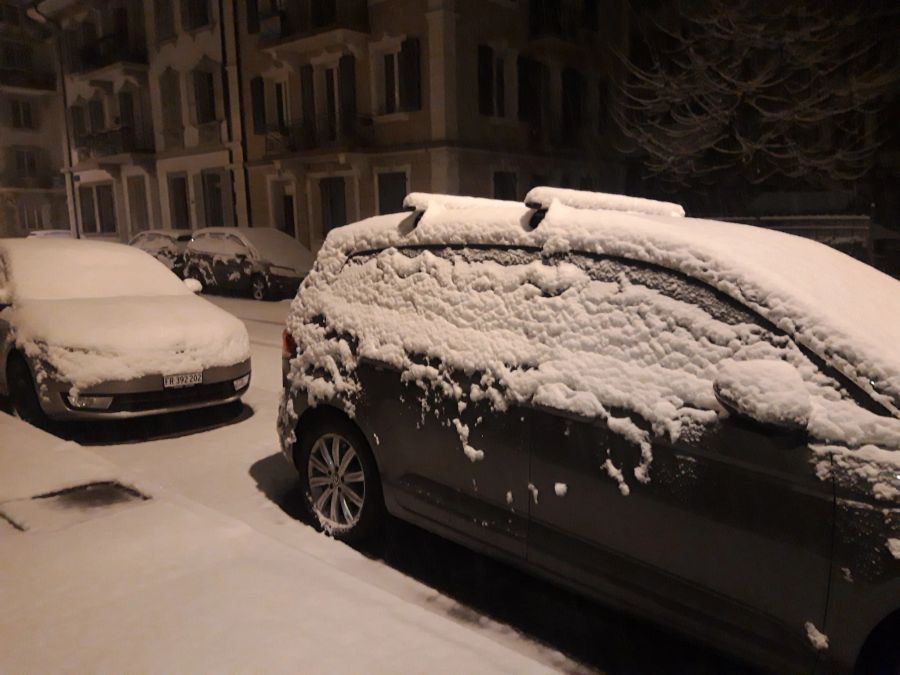 Wer Auto fahren will, muss sein Fahrzeug zuerst vom Schnee befreien.