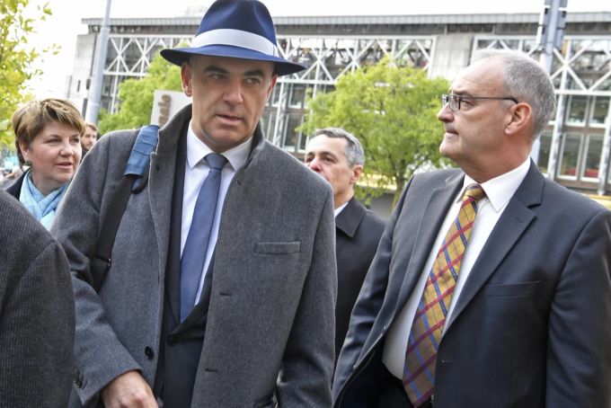 Viola Amherd (hinten links), Alain Berset und Guy Parmelin (rechts) an einer Sitzung extra muros in Zürich. Amherd Parmelin Berset Bundesrat