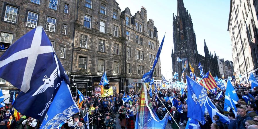 Unterstützer der Unabhängigkeit Schottlands nehmen an einer Demonstration in Edinburgh teil.