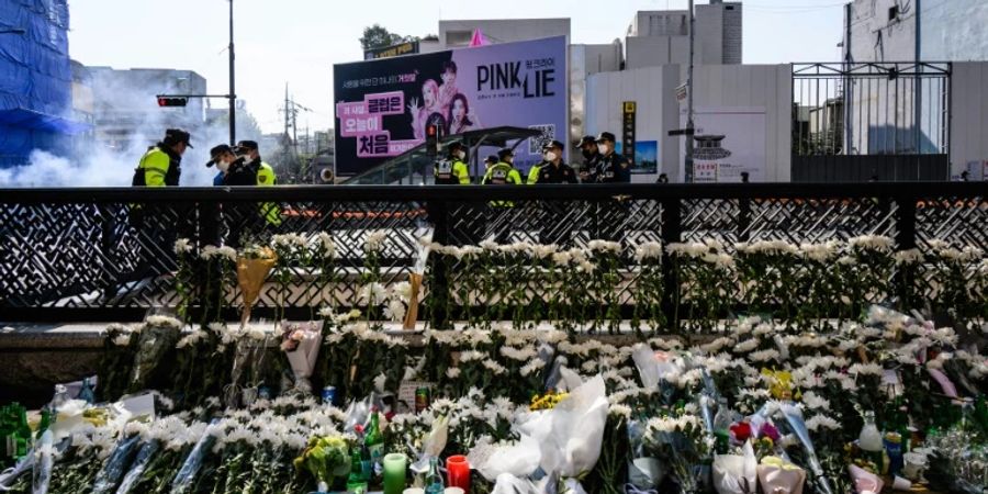 Blumen zum Gedenken an die Opfer der Massenpanik