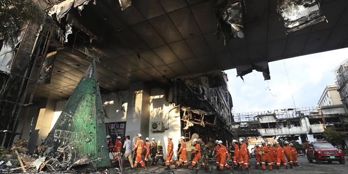 Kambodschanische und thailändische Rettungsexperten führen nach dem Brand in einem kambodschanischen Kasino-Hotel eine Suchaktion durch. Kambodscha