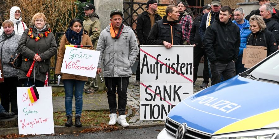 Protest gegen die Politik der Grünen beim Besuch von Annalena Baerbock.