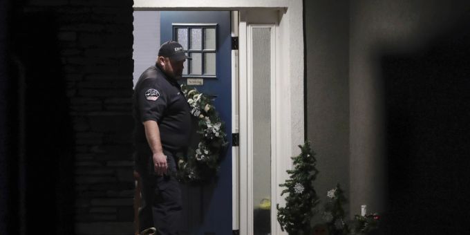 Ein Polizeibeamter steht vor der Eingangstür des Hauses in Enoch im US-Bundesstaat Utah. Darin wurden die Leichen einer achtköpfigen Familie entdeckt. enoch mord