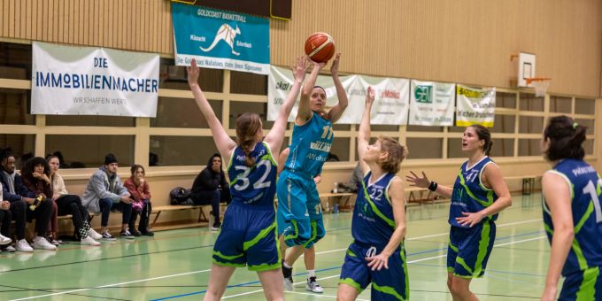 Spielmacherin Meret Erb beim erfolgreichen Sprungwurf. Spielmacherin Meret Erb beim erfolgreichen Sprungwurf