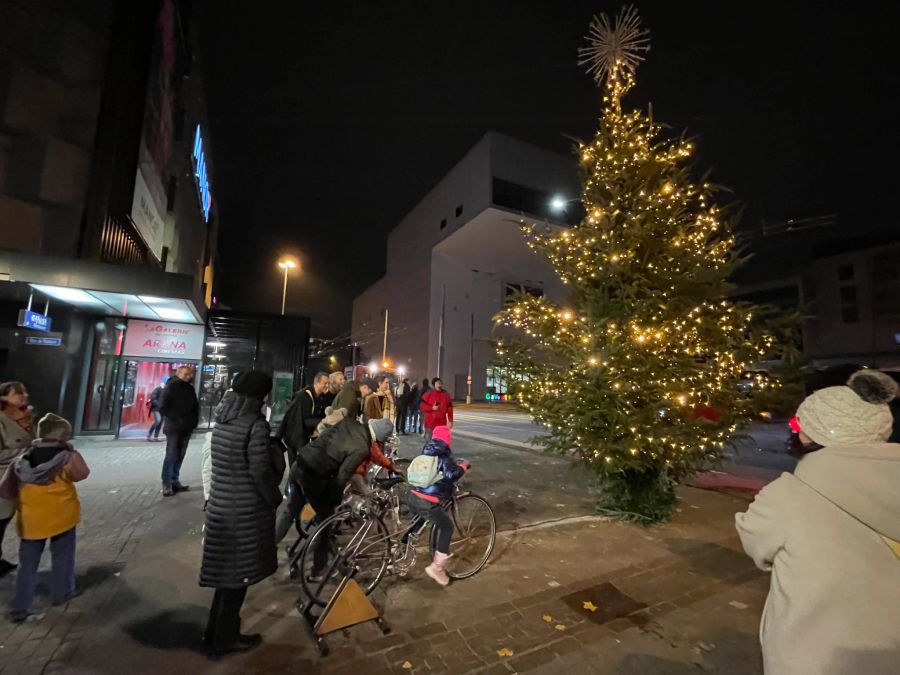 Mancherorts wird die Weihnachtsbeleuchtung nun gar durch Muskelkraft angetrieben.