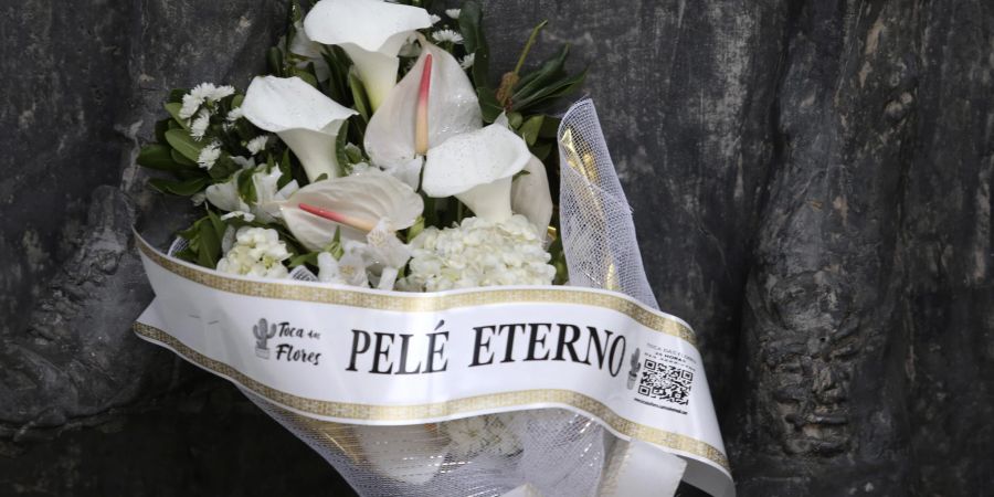 Für den «ewigen» Pelé erden Blumen niedergelegt.