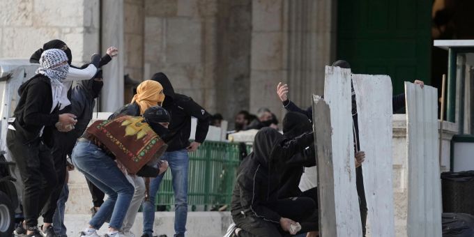 Palästinensische Demonstranten benutzen behelfsmässige Schutzschilde bei Zusammenstössen mit der israelischen Polizei auf dem Gelände der Al-Aksa-Moschee in der Altstadt von Jerusalem. Palästinensische Demonstranten benutzen behelfsmässige Schutzschilde bei Zusammenstössen mit der israelischen Polizei auf dem Gelände der Al-Aksa-Moschee in der Altstadt von Jerusalem.