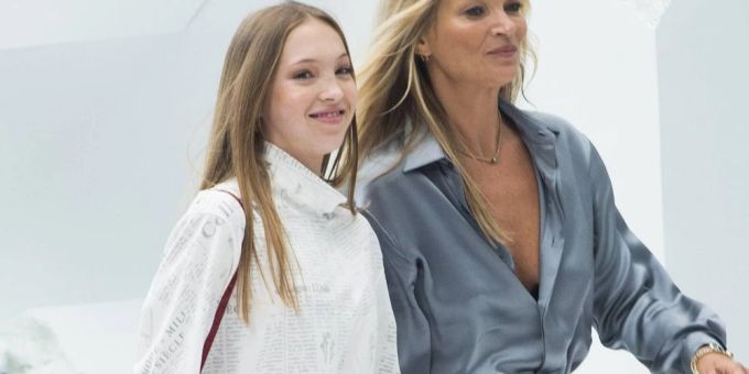 Lila Moss (l.) und Mutter Kate bei einem gemeinsamen Auftritt. Lila Moss (l.) und Mutter Kate bei einem gemeinsamen Auftritt.