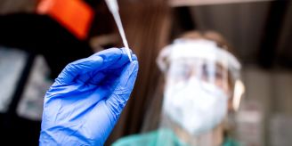Berlin - RKI: Rückläufige Corona-Trends - Weniger Tests vor Ostern Berlin - RKI: Rückläufige Corona-Trends - Weniger Tests vor Ostern