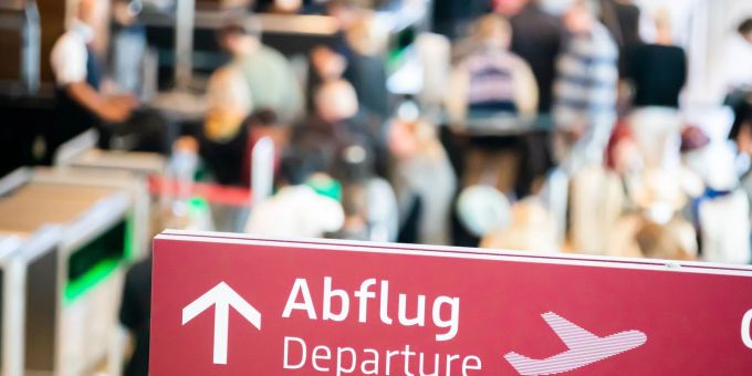 Menschen stehen am Flughafen Berlin Brandenburg (BER) «Willy Brandt» an der Sicherheitskontrolle Schlange. Menschen stehen am Flughafen Berlin Brandenburg (BER) «Willy Brandt» an der Sicherheitskontrolle Schlange.