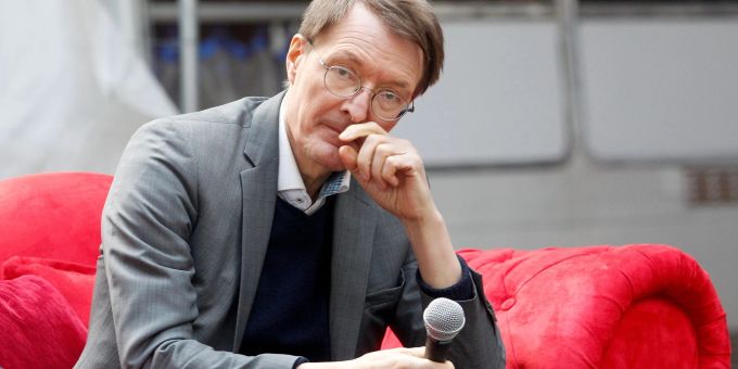 «Es ist durchaus möglich, dass wir eine hochansteckende Omikron-Variante bekommen, die so tödlich wie Delta ist»: Karl Lauterbach. «Es ist durchaus möglich, dass wir eine hochansteckende Omikron-Variante bekommen, die so tödlich wie Delta ist»: Karl Lauterbach.