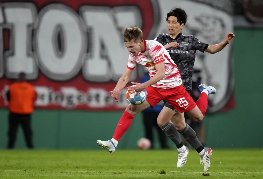 Der Leipziger Dani Olmo (vorne) im Duell mit Union-Mittelfeldspieler Genki Haraguchi.