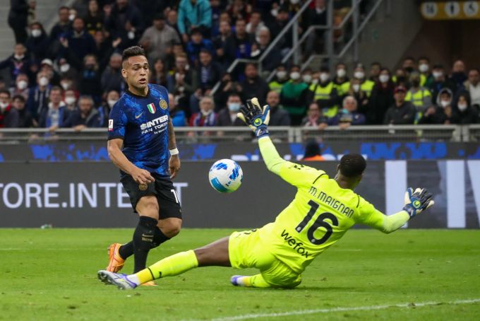 Lautaro Martinez (Inter Mailand) erzielt das Tor zum 2:0 gegen AC Milan im Halbfinal-Rückspiel der Coppa Italia. Inter Mailand AC Milan