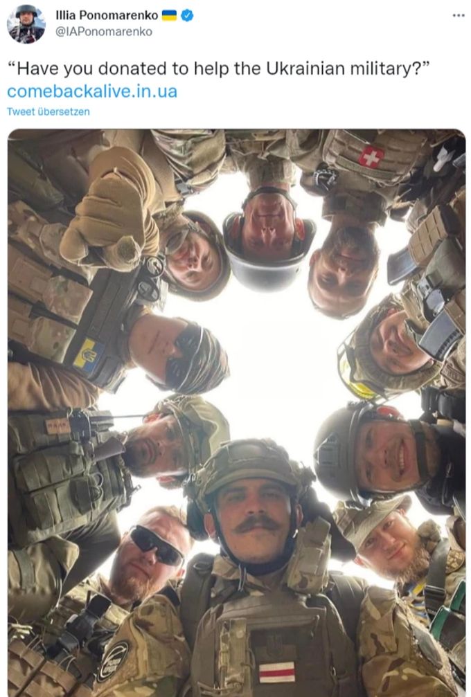 Mit diesem Foto wirbt ein Reporter auf Twitter für Spenden. Rechts oben ist ein Schweizer Kreuz zu sehen. Ukraine Krieg Schweiz Soldat