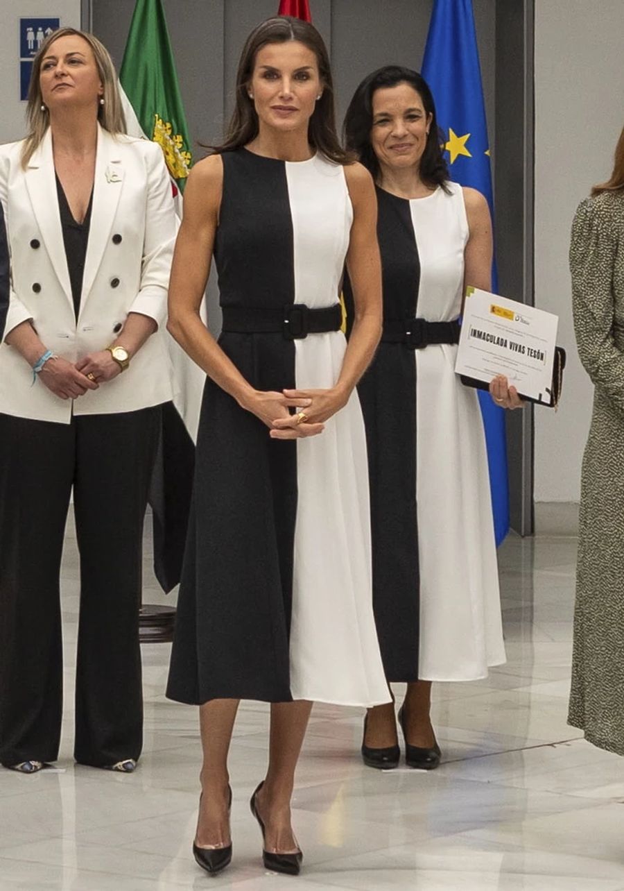 Ooops! Die Dame hinter Königin Letizia trägt das gleiche Kleid.