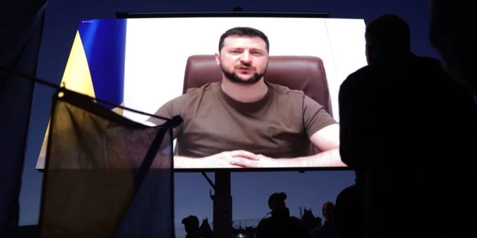 Präsident Wolodymyr Selenskyj bei einer Ansprache während einer Demo in Dänemark. Ukraine Krieg
