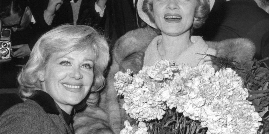 Marlene Dietrich (r) wird von der Schauspielerin Hildegard Knef bei ihrer Ankunft in West-Berlin begrüsst (1960).