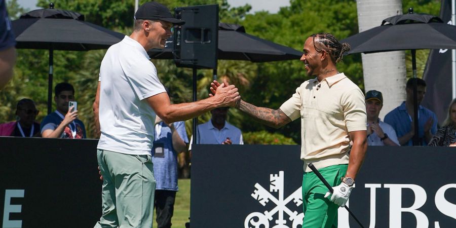 Lewis Hamilton und Tom Brady beim Handshake.