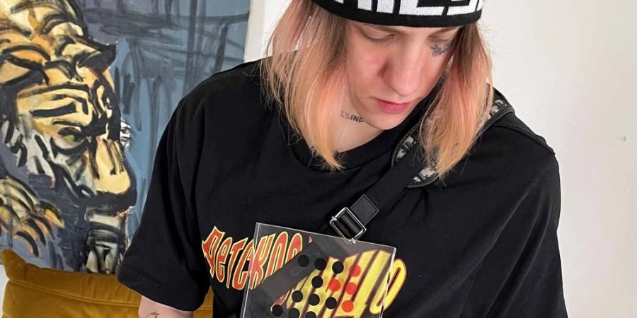 Rapper t-low mit seinem Nummer 1 Award der Offiziellen Deutschen Charts.