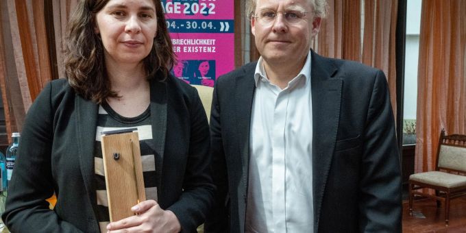 Tanja Maljartschuk, ukrainische Schriftstellerin, und Thomas Hummel, Intendant des Usedomer Literaturtage, stehen bei der Verleihung des Usedomer Literaturpreis im Hotel Ahlbecker Hof zusammen. Tanja Maljartschuk, ukrainische Schriftstellerin, und Thomas Hummel, Intendant des Usedomer Literaturtage, stehen bei der Verleihung des Usedomer Literaturpreis im Hotel Ahlbecker Hof zusammen.