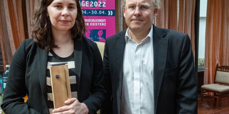Tanja Maljartschuk, ukrainische Schriftstellerin, und Thomas Hummel, Intendant des Usedomer Literaturtage, stehen bei der Verleihung des Usedomer Literaturpreis im Hotel Ahlbecker Hof zusammen.