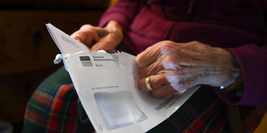 Da kommt Freude auf: Rund 21 Millionen Rentnerinnen und Rentner in Deutschland erhalten in den kommenden Tagen ihre Rentenanpassungsmitteilung. Darin zu lesen: Die Rente steigt.