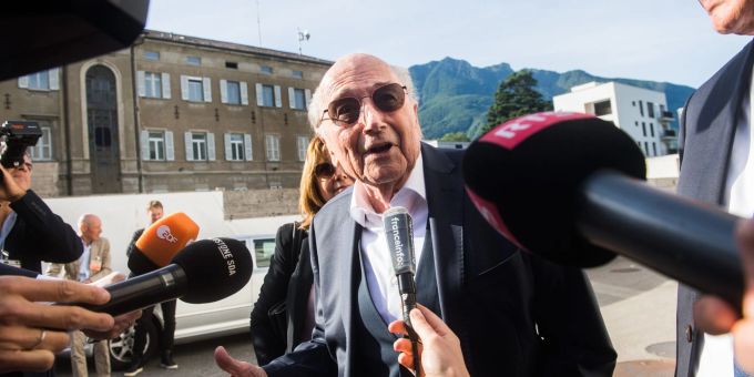 Sepp Blatter muss sich wegen des Vorwurfs des Betrugs verantworten. Blatter Fifa Prozess