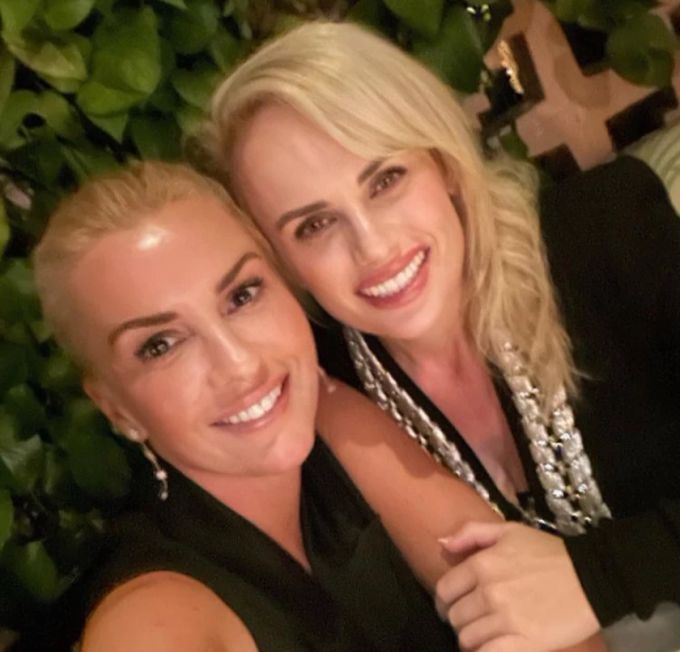 Rebel Wilson und Ramona Agruma. Rebel Wilson