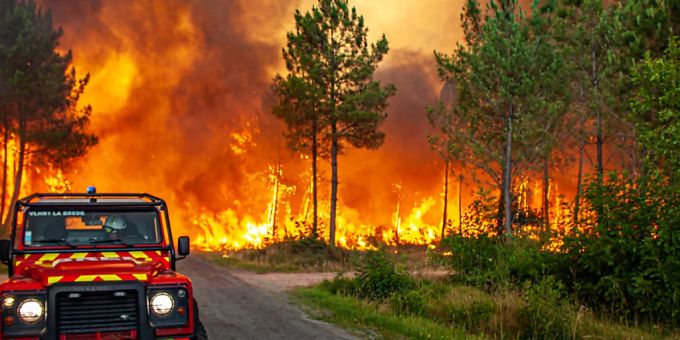 Dieses von der Feuerwehr der Region Gironde zur Verfügung gestellte Foto zeigt einen Jeep der Feuerwehr, der vor einem Flächenbrand in der Nähe von Landiras im Südwesten Frankreichs auf der Strasse parkt. Foto: Uncredited/Service Communication-Protocole SDIS 33/AP/dpa frankreich waldbrände