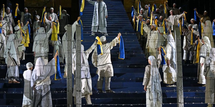 Mit Tüchern in den Farben der Ukraine proben die Darsteller den Gefangenenchor in der Oper «Nabucco» von Giuseppe Verdi für die Domstufen-Festspiele.