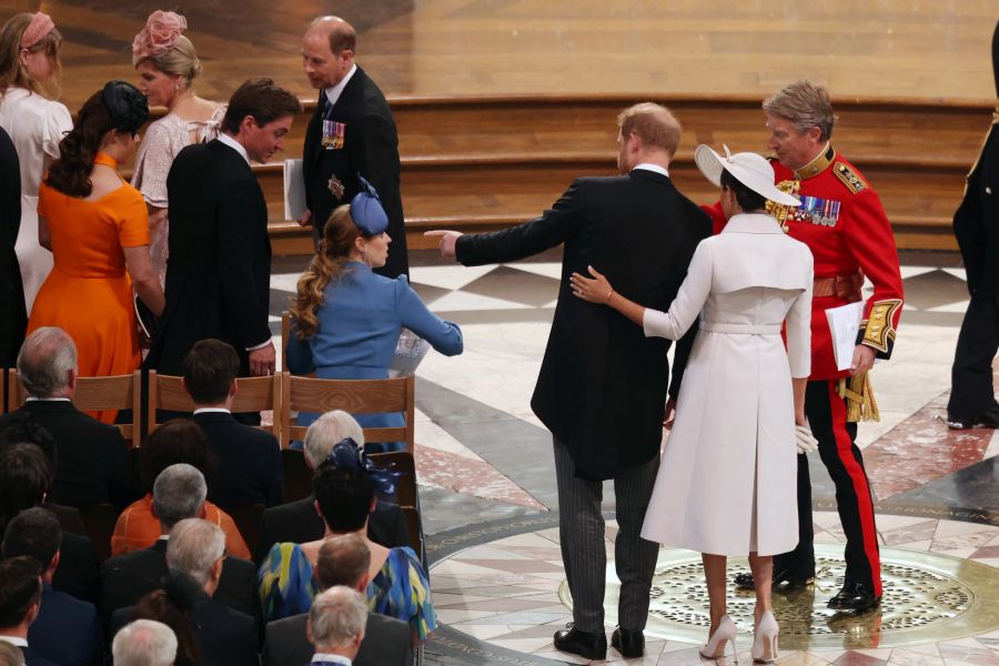 Die Sussex treffen in der Kirche auf die anderen Mitglieder des Königshauses.