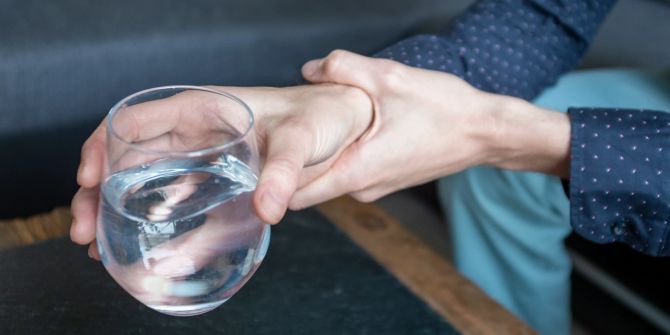 Hände Glas Wasser Zittern Tremor