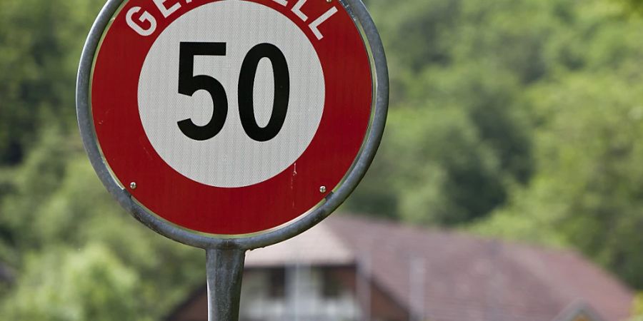 Ein Autolenker raste unter anderem innerorts mit 114 km/h. Sein Cousin filmte den Tempoexzess. Das Bundesgericht bestätigte den Schuldspruch für den Autoraser: Drei Jahre Gefängnis und sieben Jahre Landesverweis. (Symbolbild)