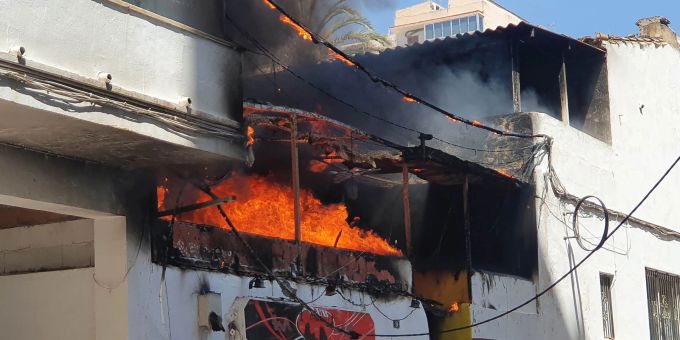 Die Bar «Why Not Mallorca» in der Nähe des Ballermanns steht in Flammen. Verantwortlich für den Brand sollen 13 Urlauber aus Deutschland sein. Mallorca