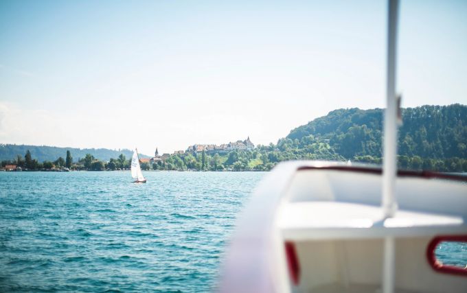 Der Bielersee lässt sich auch ganz einfach auf eigene Faust befahren: Windsurfen, Stand-up Paddle und Pedalo sind nur einige der Wassersportangebote, die ihr am See findet. So könnt ihr auch die ausgedehnten Flachwasserzonen des Südufers erkunden, die ihr mit dem Schiff nur von Weitem seht. Ausflüge Schweiz Familie Kinder